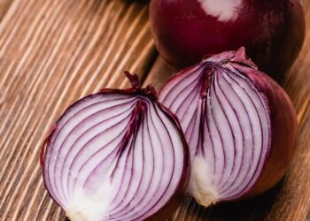 Como é o truque da cebola para limpar a grelha