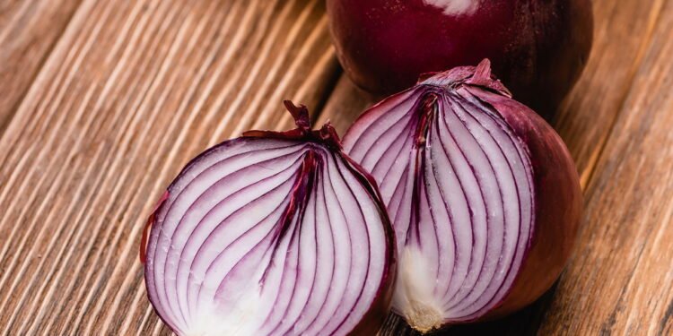 Como é o truque da cebola para limpar a grelha