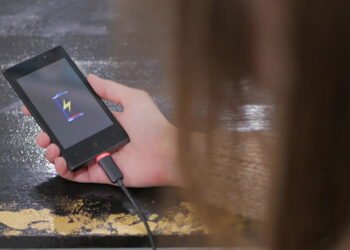 Poucos sabem: por que você não deve carregar seu telefone ao lado da cama