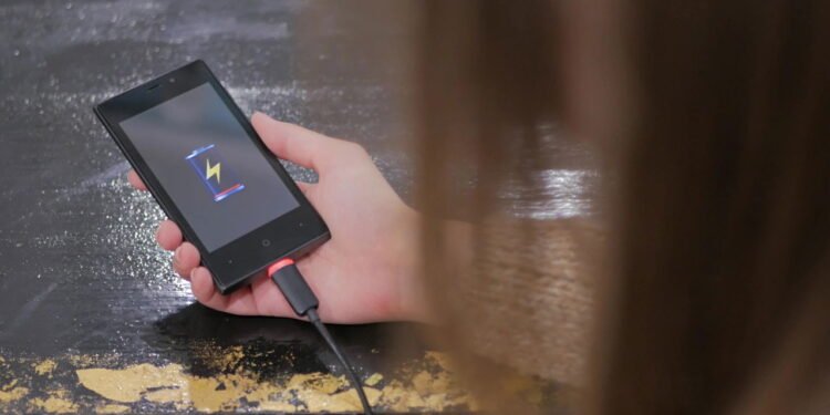 Poucos sabem: por que você não deve carregar seu telefone ao lado da cama