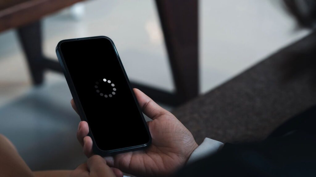 Poucos sabem: por que você não deve carregar seu telefone ao lado da cama