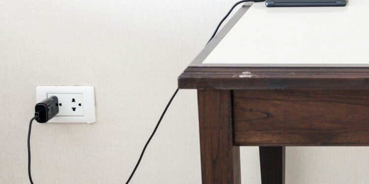 Celular carregando - Créditos: depositphotos.com / trainman32