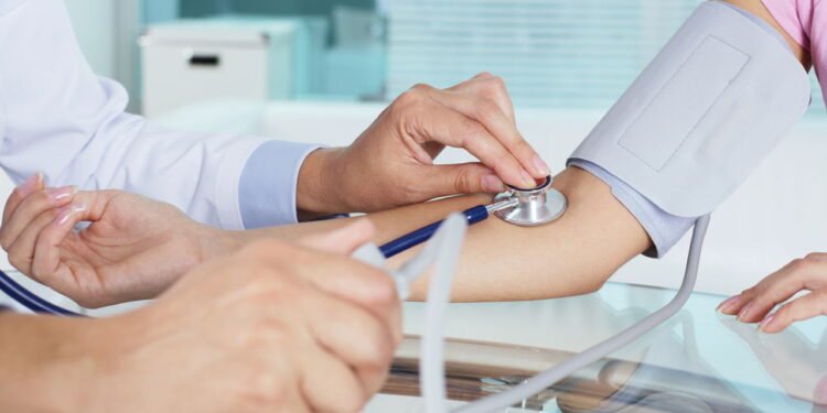 check up - Créditos: depositphotos.com / pressmaster