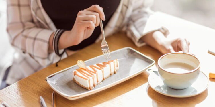 Adeus ao forno: como fazer cheesecake de xícara no microondas em 3 minutos