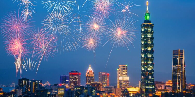 Cidade fictícia e fogos de artifícios // Créditos: depositphotos.com / chingyunsong