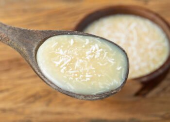 Cocada cremosa com leite condensado fica pronta em minutos