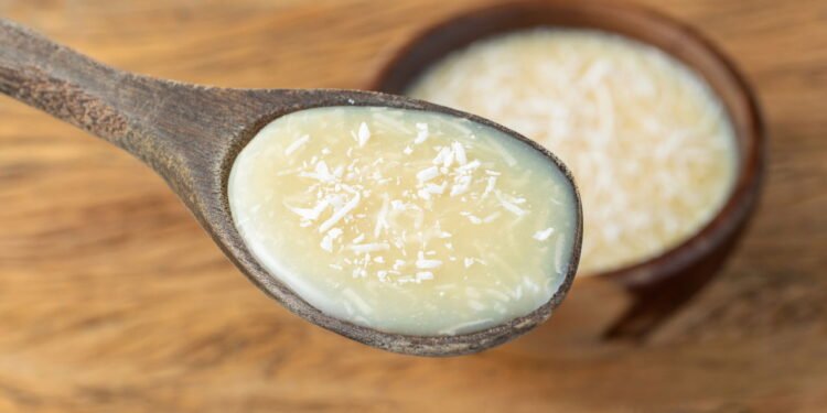 Cocada cremosa com leite condensado fica pronta em minutos