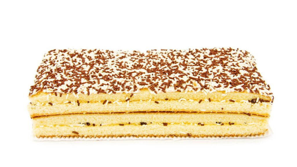 Receita fácil de bolo de chocolate com camadas de coco úmido e cremoso