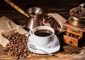 5 suplementos que não misturam bem com café, segundo farmacêuticos