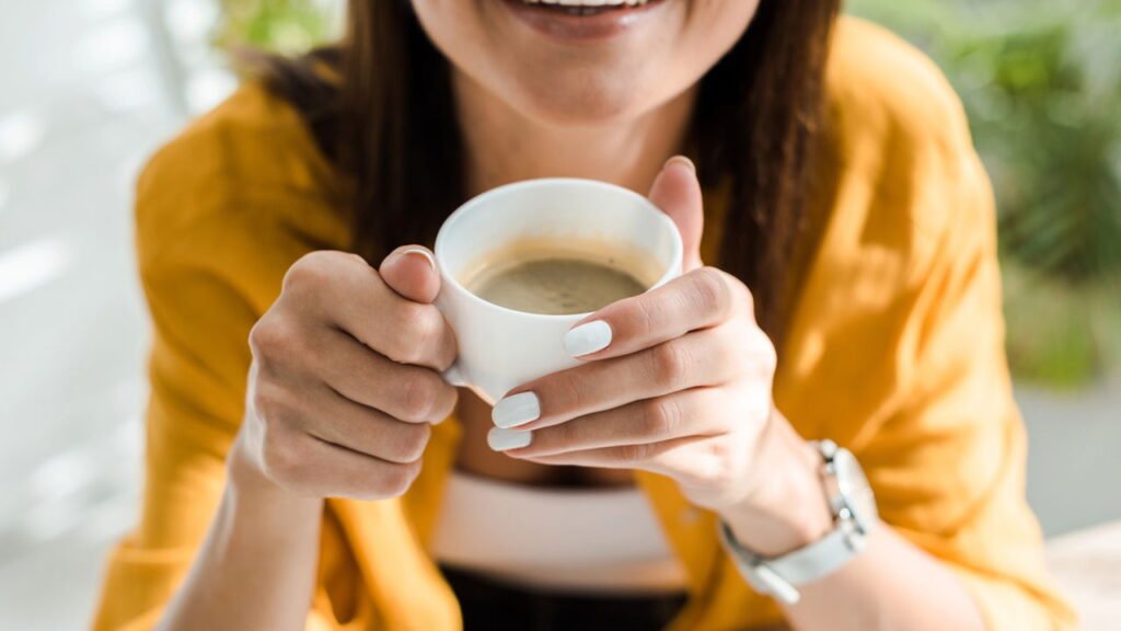 Esses 6 hábitos de manhã ao invés de tomar café vão transformar o seu dia