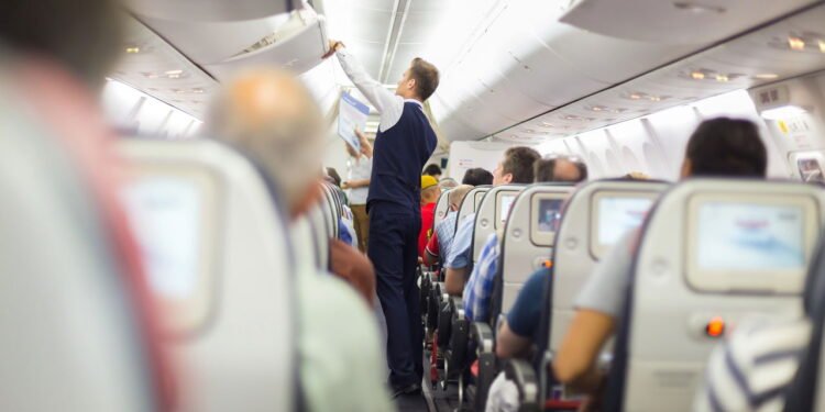 Os comissários de bordo compartilham 12 hábitos dos passageiros que eles odeiam
