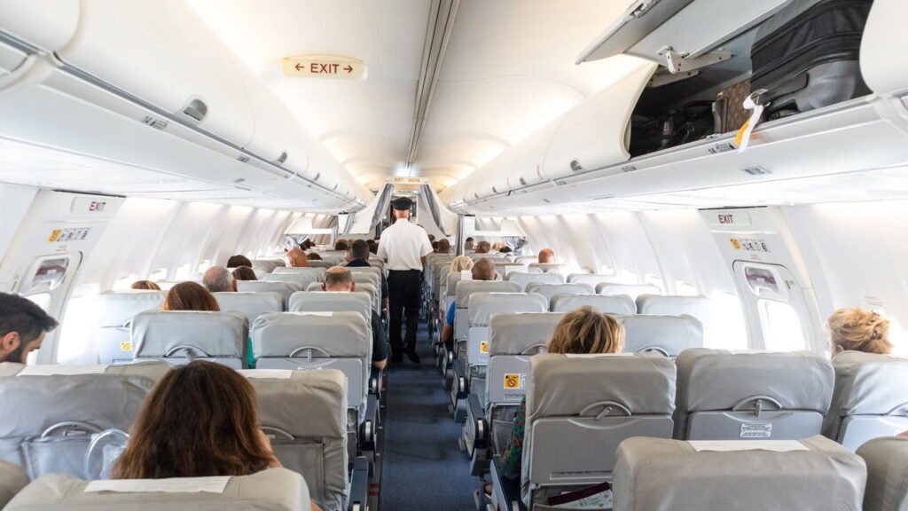 Os comissários de bordo compartilham 12 hábitos dos passageiros que eles odeiam
