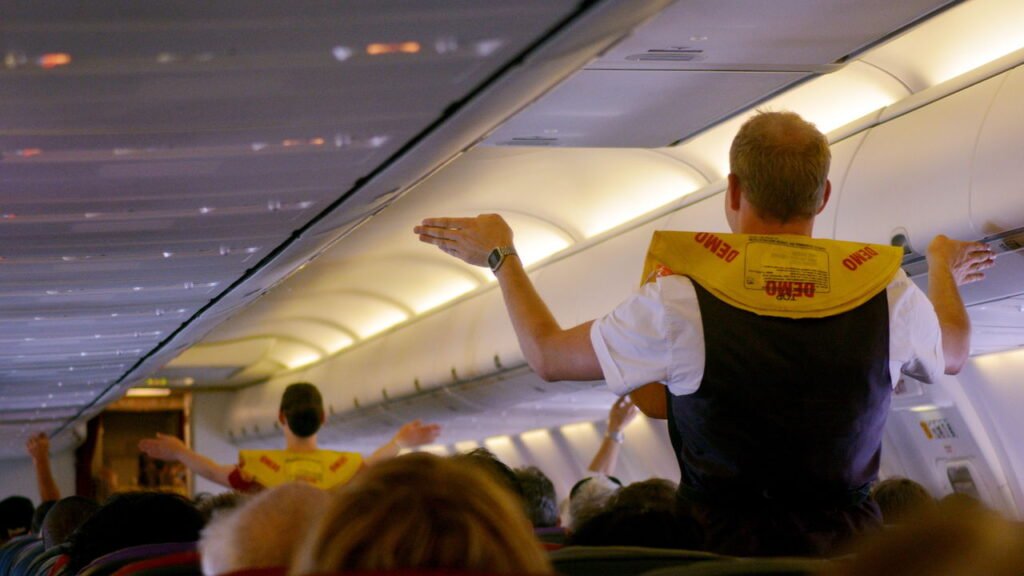 O verdadeiro motivo por trás da postura curiosa dos comissários antes da decolagem