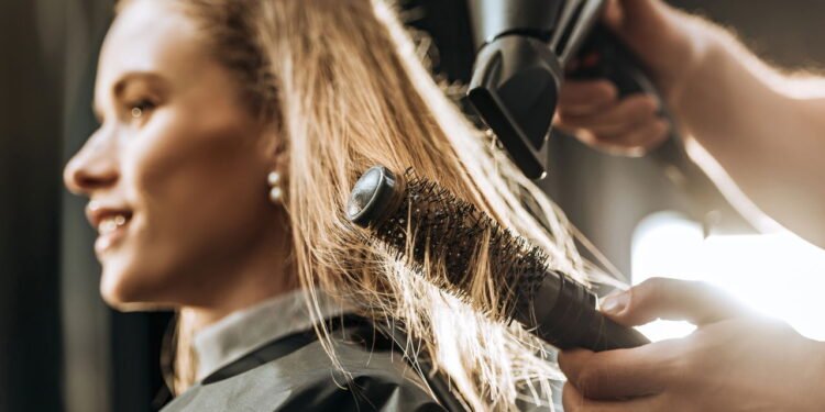 7 erros capilares que instantaneamente fazem mulheres com mais de 40 anos parecerem mais velhas