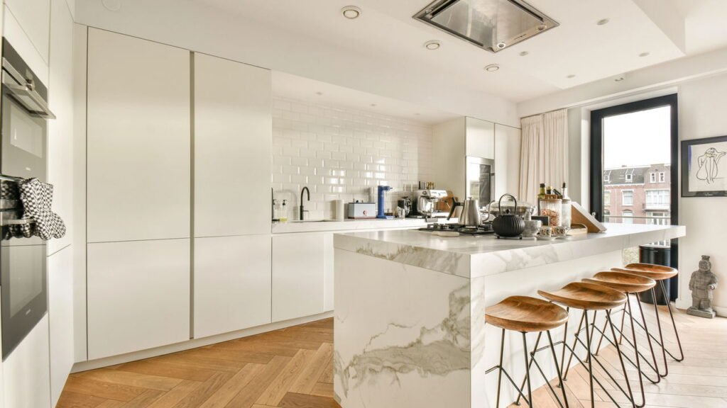 Ter uma cozinha pequena funcional e aconchegante é mais fácil do que você imagina