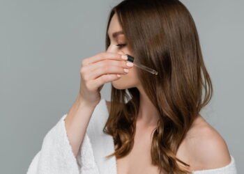 Crescimento capilar pode acelerar com alimentos simples e hábitos que muita gente ainda ignora