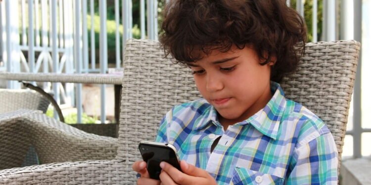 Uso de celulares antes dos 13 anos: qual o impacto negativo que isso tem nas pessoas, segundo estudo