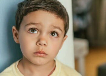 Pessoas que se sentiram ignoradas quando crianças geralmente desenvolvem essas 14 características quando adultas