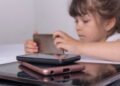 Tempo excessivo de tela está associado a riscos à saúde cardíaca em crianças, mostra nova pesquisa