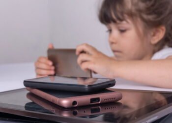 Tempo excessivo de tela está associado a riscos à saúde cardíaca em crianças, mostra nova pesquisa