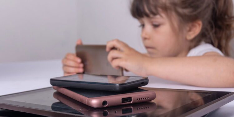 Tempo excessivo de tela está associado a riscos à saúde cardíaca em crianças, mostra nova pesquisa