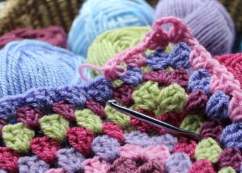 Descanso de copos em crochê formato gatinho protege móveis e vira renda extra