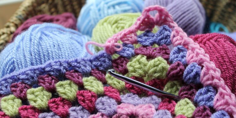 Descanso de copos em crochê formato gatinho protege móveis e vira renda extra