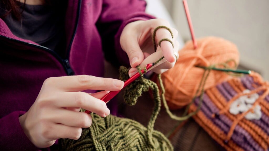 Descanso de copos em crochê formato gatinho protege móveis e vira renda extra