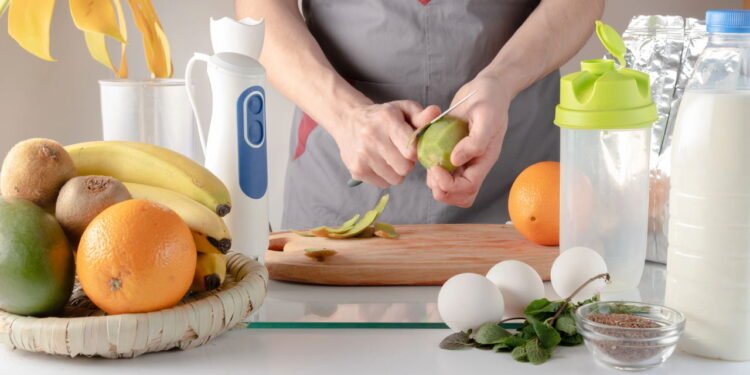 Erros na hora de descascar frutas que fazem perder nutrientes