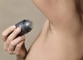 A verdadeira função da bolinha dentro do desodorante roll-on