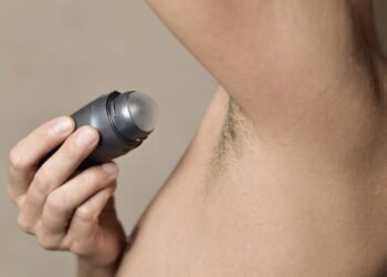 A verdadeira função da bolinha dentro do desodorante roll-on