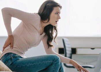 Postura curvada, dores e cansaço? Pode ser o celular cobrando a conta