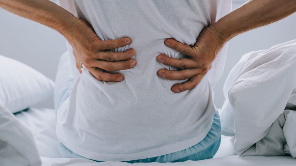 Postura curvada, dores e cansaço? Pode ser o celular cobrando a conta