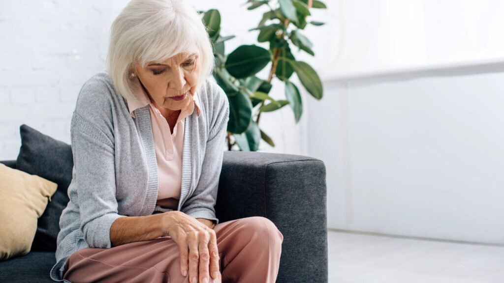 Quando procurar um médico ao sentir dor no joelho após os 50 anos?