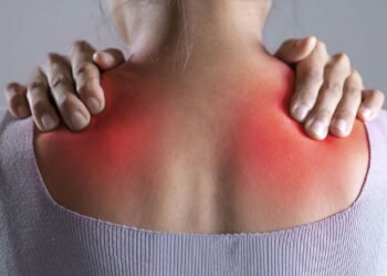 Dor no pescoço e ombros no escritório tem nome e tratamento que realmente funciona