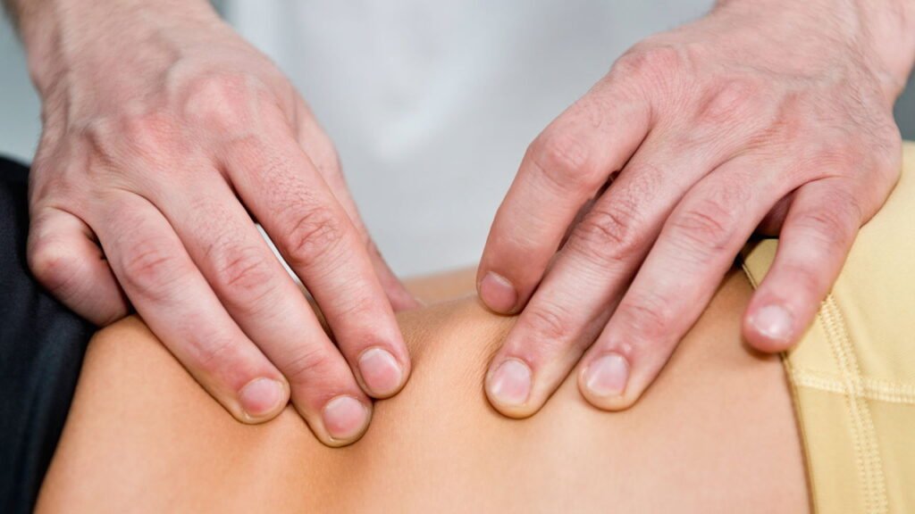 Dor no pescoço e ombros no escritório tem nome e tratamento que realmente funciona