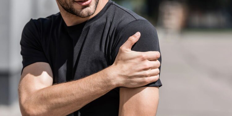 Fisioterapeuta expõe o "assassino silencioso" que destrói seus ombros