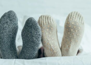 O que significa dormir de meias, segundo a psicologia