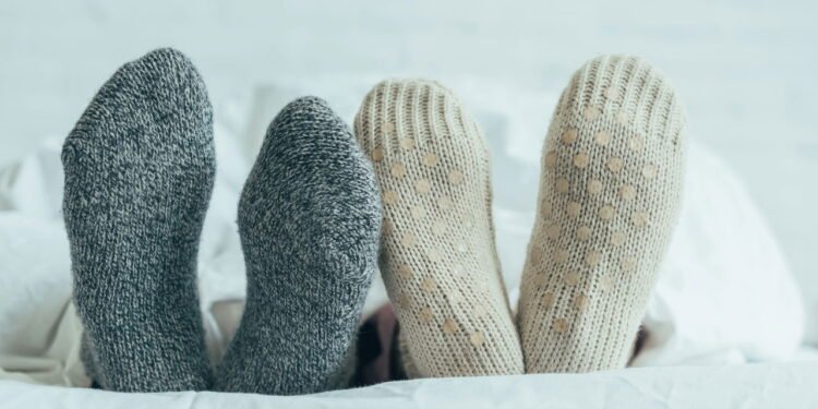 O que significa dormir de meias, segundo a psicologia