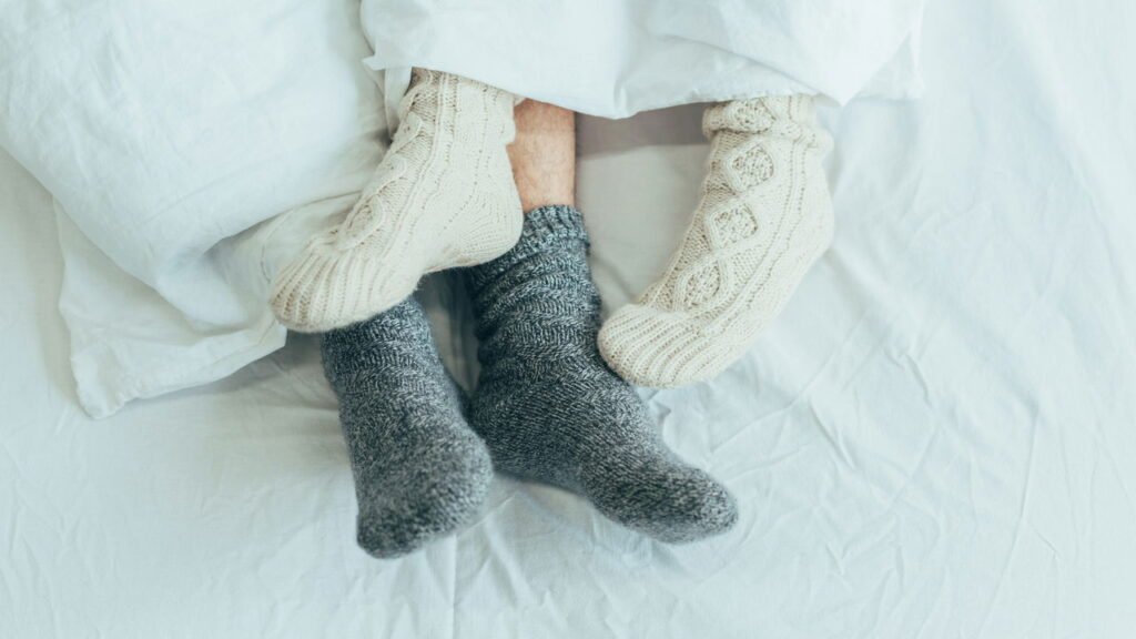O que significa dormir de meias, segundo a psicologia
