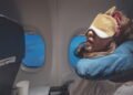 Como dormir melhor no avião segundo comissários de bordo