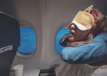 Como dormir melhor no avião segundo comissários de bordo