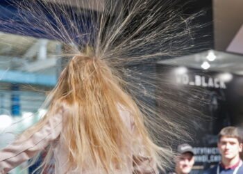 Por que sentimos choques ao tocar objetos? Entenda a eletricidade estática