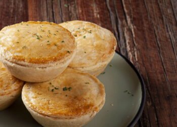 Receita de 25 minutos no forno cria empadinha com recheio cremoso irresistível