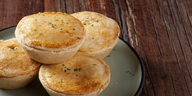 Receita de 25 minutos no forno cria empadinha com recheio cremoso irresistível