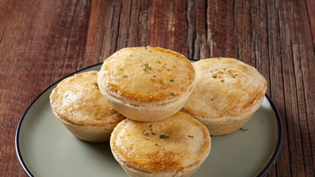 Receita de 25 minutos no forno cria empadinha com recheio cremoso irresistível