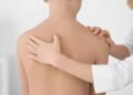 Escoliose leve pode ser controlada com exercícios simples e acompanhamento certo