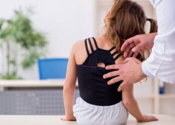 Escoliose aparece no crescimento e fisioterapia previne complicações graves no futuro