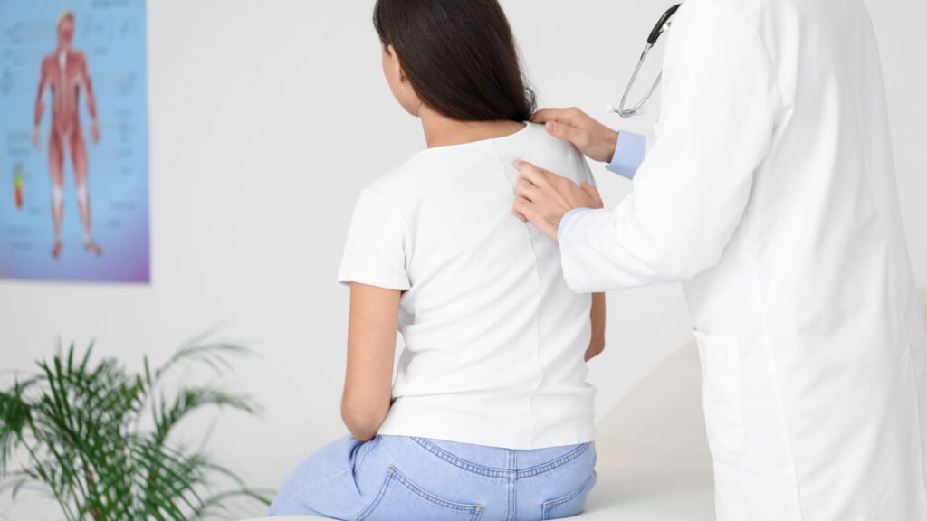 Escoliose aparece no crescimento e fisioterapia previne complicações graves no futuro