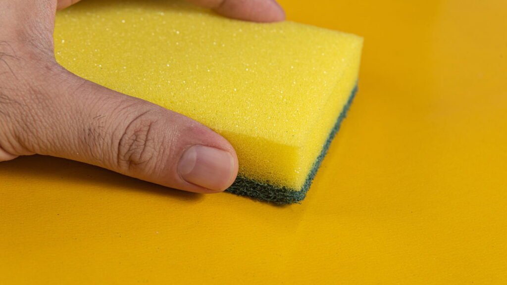 Não troque a esponja da cozinha todo mês, é um erro: com que frequência você deve fazer isso e por quê